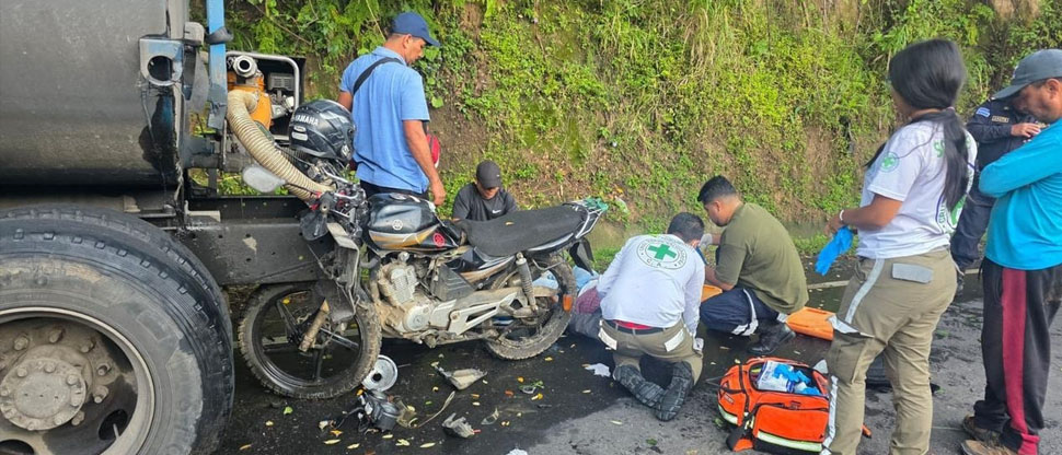 Motociclista y su acompañante chocan contra la parte trasera de una pipa en Cabañas