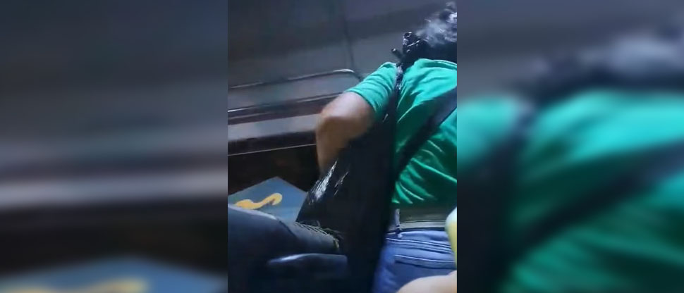 Mujer agresiva descarga su furia contra varias pasajeras dentro de microbús del transporte público