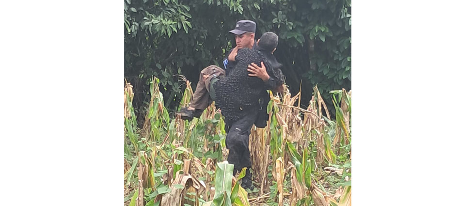 Policía Rural auxilia a un adulto mayor que se había extraviado en Usulután