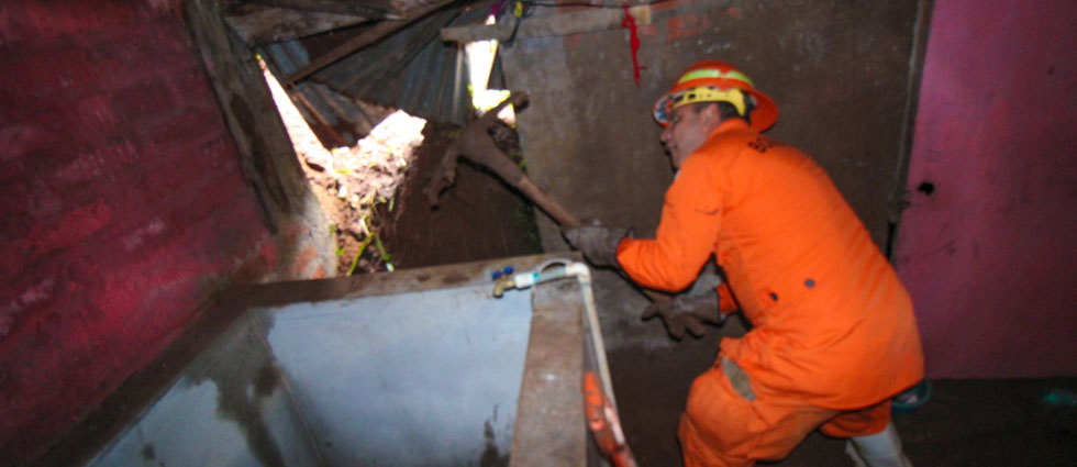 Bomberos auxilian a familia tras verse afectada por un derrumbe en Cabañas