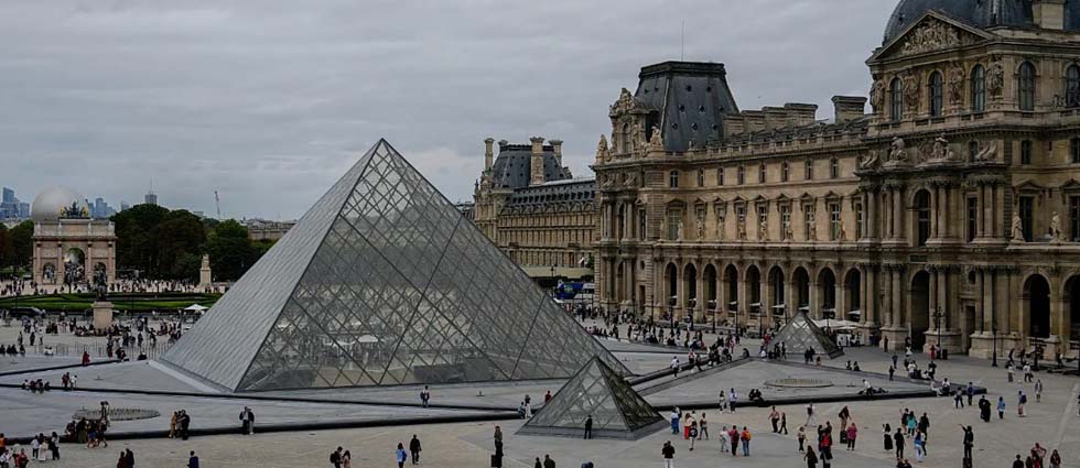 De película: sujetos en moto roban joyas de Napoléon del museo de Louvre en ¡7 minutos!