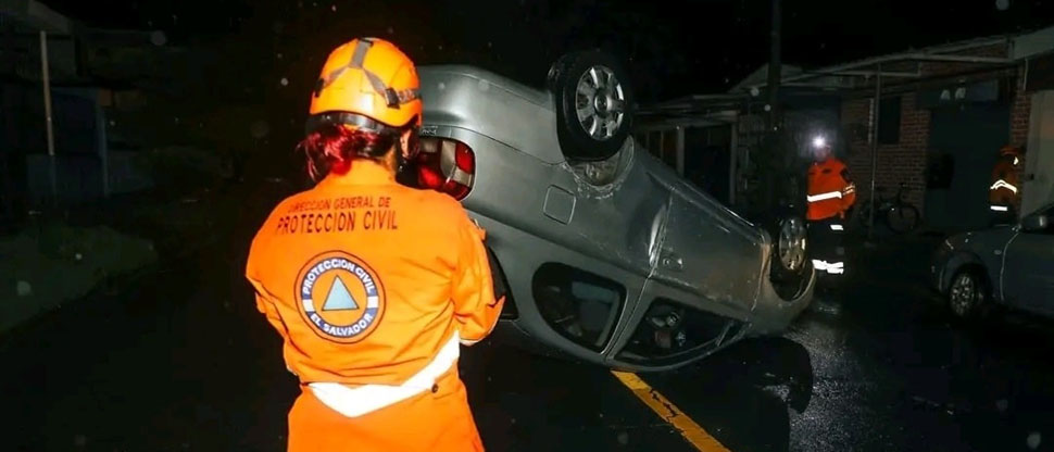 Vehículo vuelca tras fuerte accidente en el distrito de Mejicanos