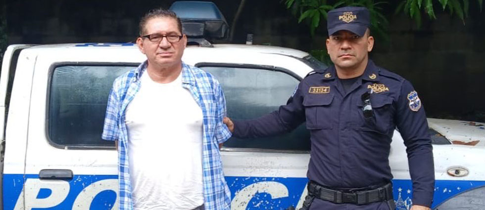 Cae sujeto que apuntó con un arma a conductor que le sonó la bocina para que se subiera a la acera y no caminara en la calle