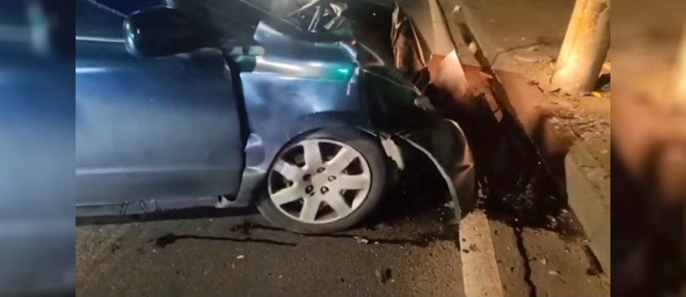 Automovilista choca contra un poste sobre el bulevar Venezuela
