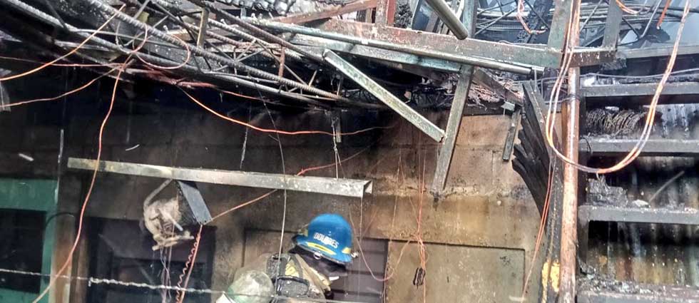 Bomberos sofocan voraz incendio en vivienda de San Salvador