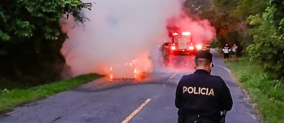 Auto acaba en cenizas tras incendiarse en plena marcha en Cuscatlán