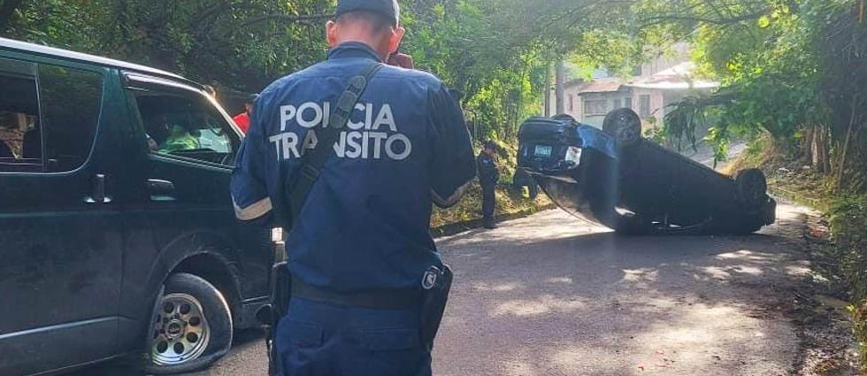 PNC reporta varios lesionados tras choque de microbús y sedán en La Libertad