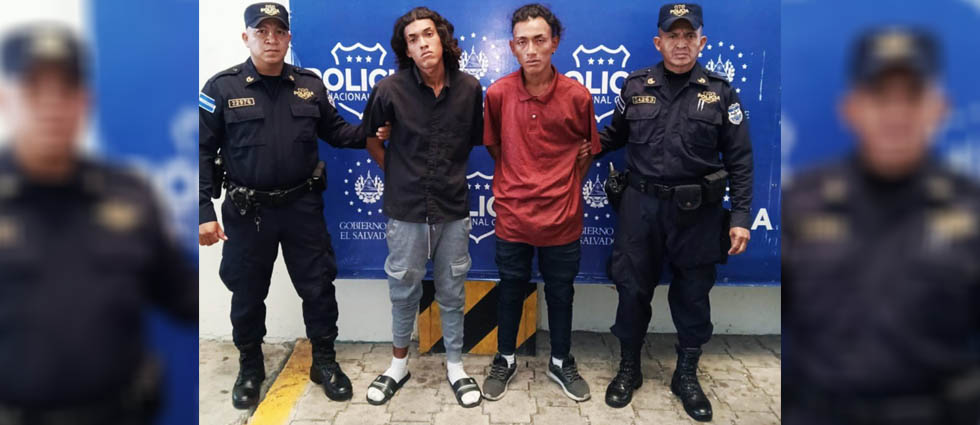 Arrestan a sujetos que se dedican a limpiar parabrisas tras amenazar y dañar el auto de un conductor en San Salvador