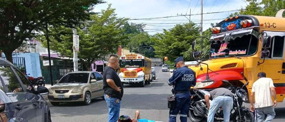 Motociclista queda tendido sobre el pavimento tras accidente en Santo Tomás