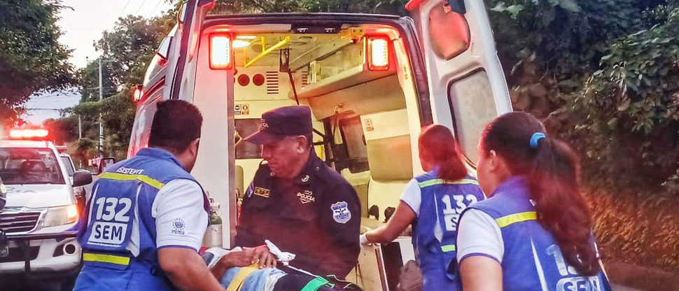 Auxilian a adulto mayor que fue atropellado por un motociclista en Santa Ana