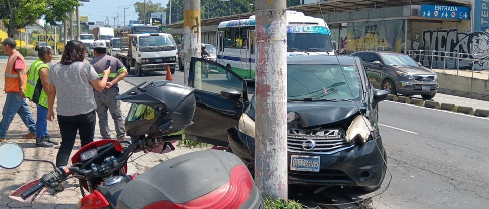 Vehículo choca contra poste del tendido eléctrico en bulevar del Ejército