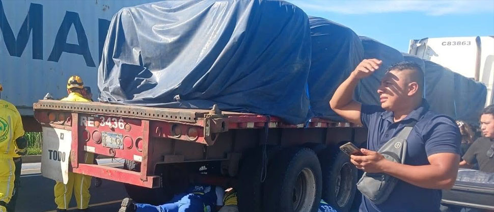 Auxilian a hombre que quedó debajo de una rastra en periférico Claudia Lars