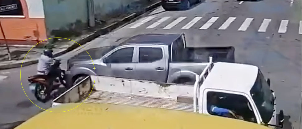 Motociclista se pasa señal de alto y termina estrellándose contra vehículo