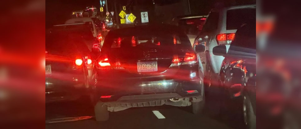 Denuncian a conductor que se aventó en “carril imaginario” para avanzar en el tráfico en Santa Elena