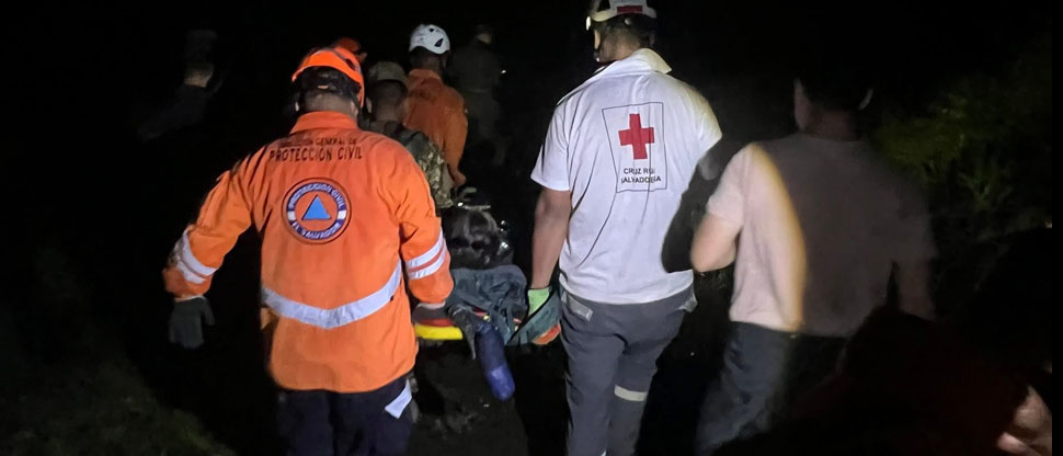 Rescatan a dos turistas que se habían extraviado en volcán Chaparrastique