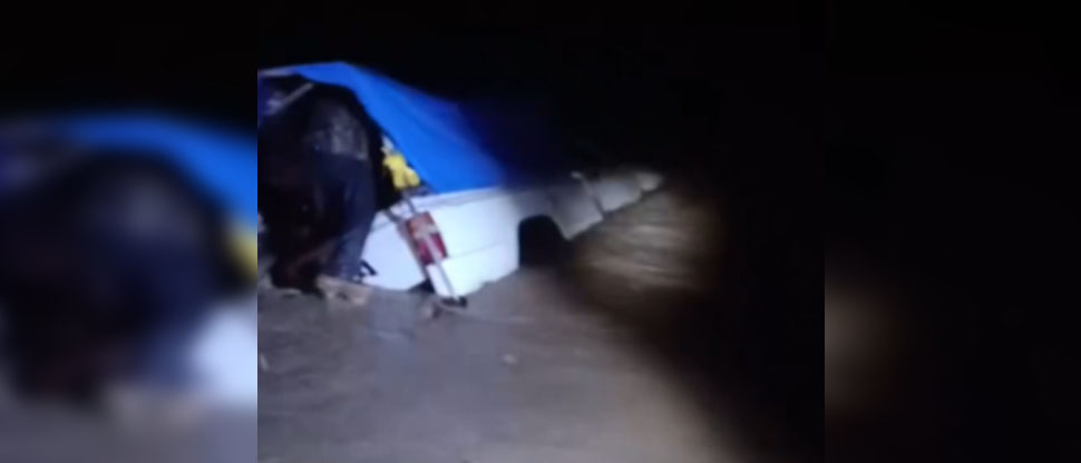 Conductor intenta cruzar un río y el vehículo casi termina arrastrado por la corriente