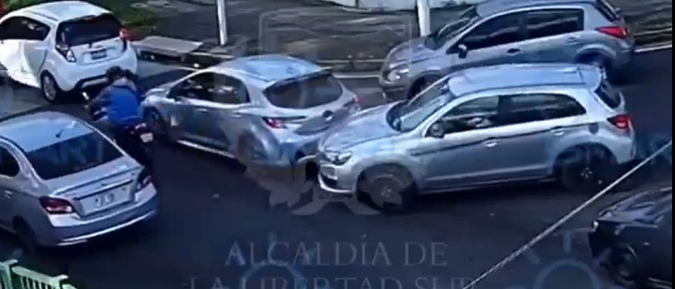 Momento cuando conductor distraído provoca accidente en Santa Tecla