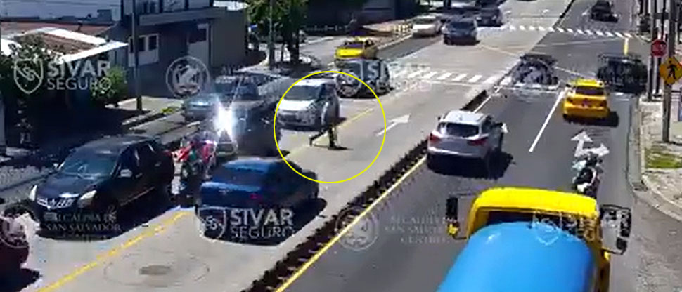 Imprudencia de peatón al cruzar la calle casi termina en tragedia