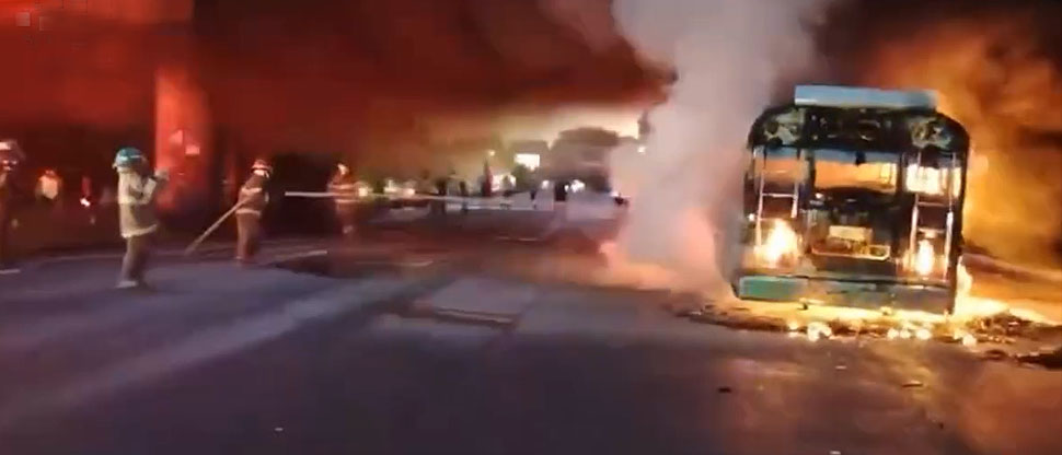 Bomberos controlan voraz incendio en autobús del transporte colectivo en Santa Tecla