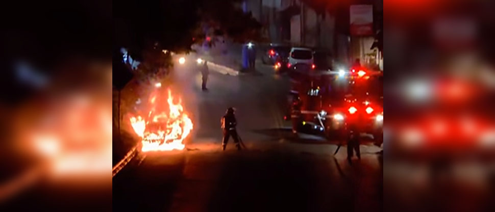 Vehículo queda reducido a cenizas tras incendiarse en carretera Troncal del Norte
