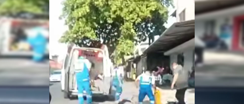 Auxilian a motociclista que quedó tendida sobre el pavimento tras accidentarse en calle 5 de Noviembre