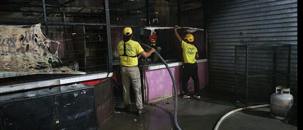 Sofocan incendio en local del mercado Mega Plaza, Sonsonate