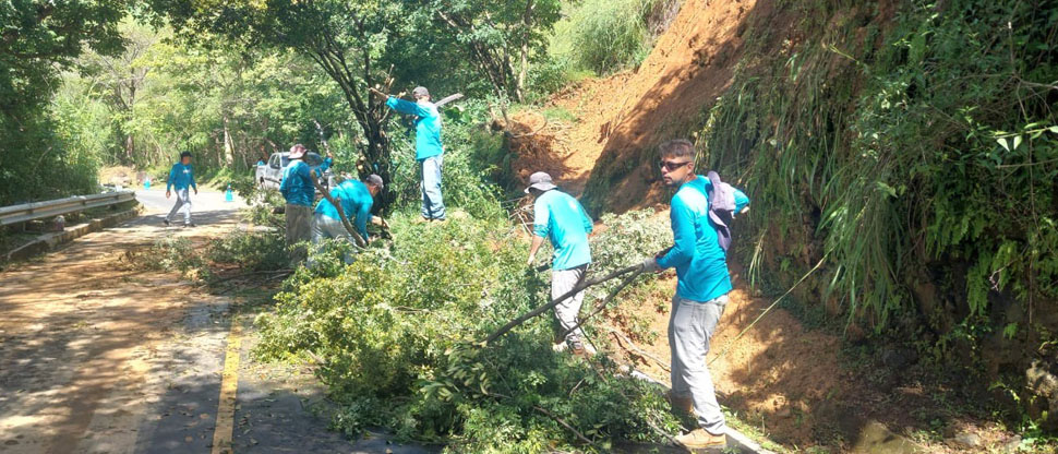 Cuadrillas de Obras Municipales desalojan escombros por derrumbe en Chalatenango