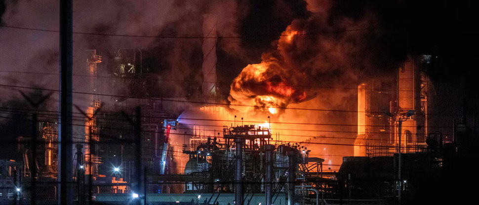 Estados Unidos: explosión desata voraz incendio en la refinería de petróleo de Chevron  
