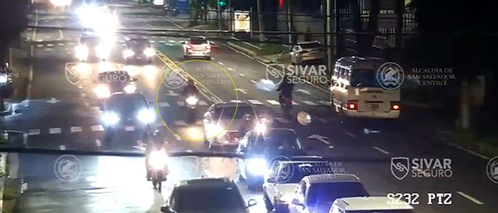 Conductor atento al volante evita arrollar a motociclista distraído que provocó accidente
