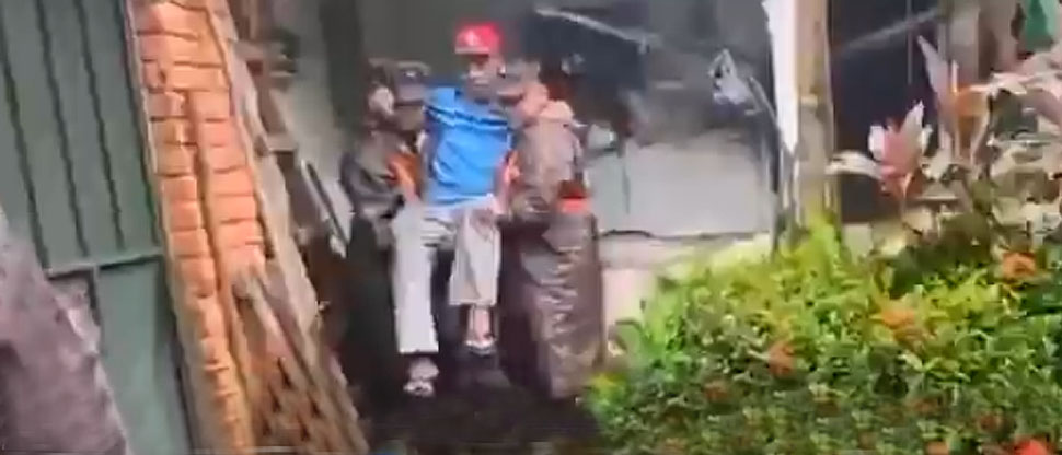 Militares colaboran en evacuar a adulto mayor que habita en zona vulnerable en La Libertad