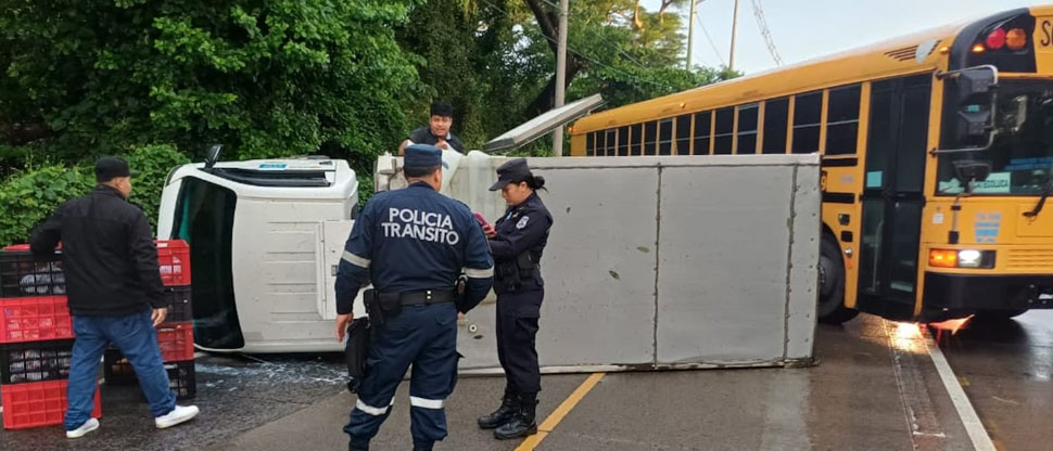 Se durmió mientras conducía y terminó volcando en carretera a Comalapa