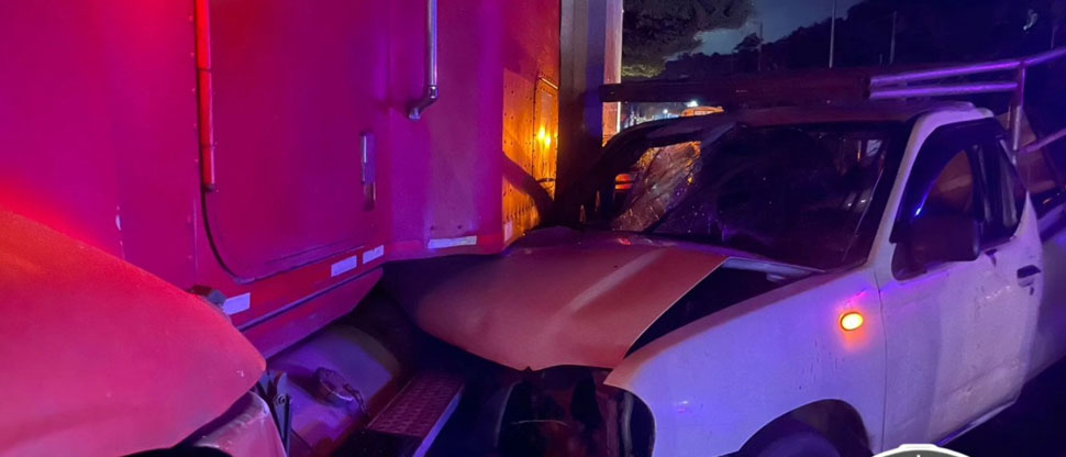 Mujer pierde la vida tras chocar pick up contra una rastra en La Libertad