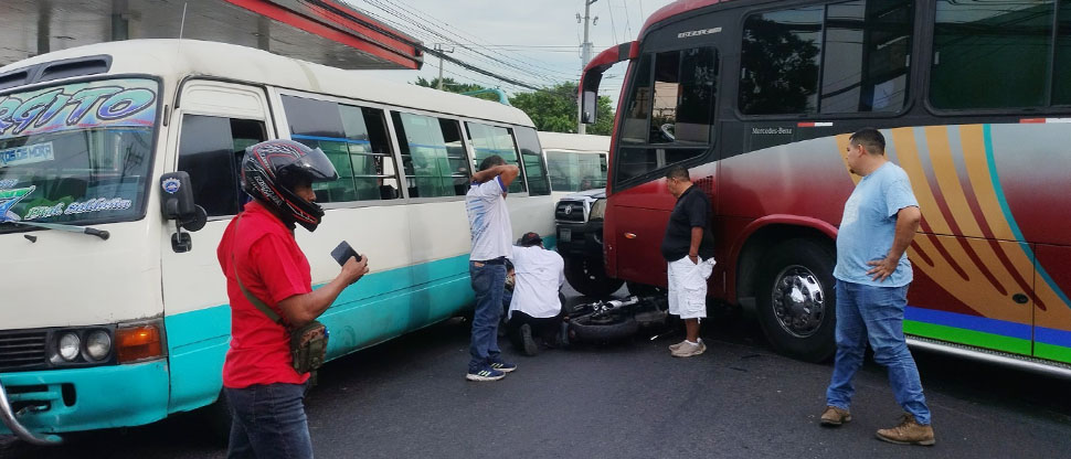 Fallas en sistema de frenos en autobús termina en múltiple accidente en San Salvador