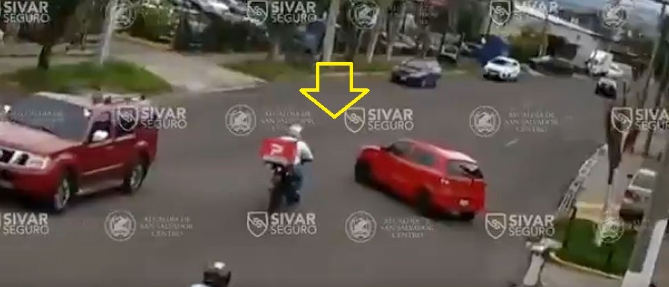 Imprudente maniobra de conductor termina en fuerte accidente en avenida Bernal