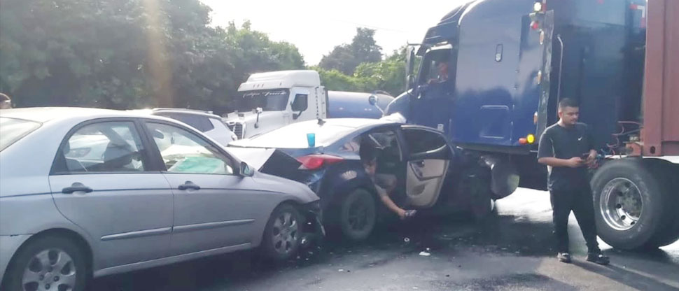 Conductor de rastra realiza mala maniobra y provoca múltiple choque en carretera a Sonsonate