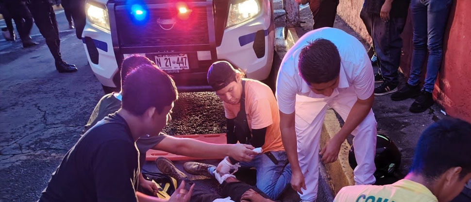 Auxilian a motociclista que fue impactado por microbús en Sonsonate