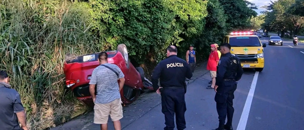 Auxilian a conductor tras volcar vehículo en el que se conducía en carretera Panamericana