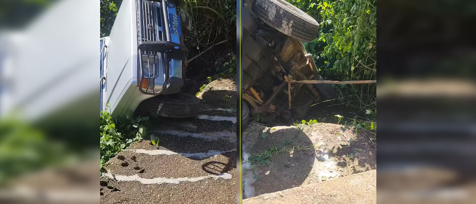 Conductor pierde el control y pick up casi cae a un barranco en Sonsonate