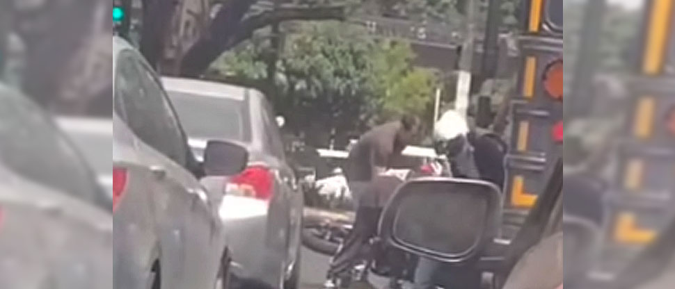 Motocicleta queda debajo de autobús tras accidente en cercanías de la UES