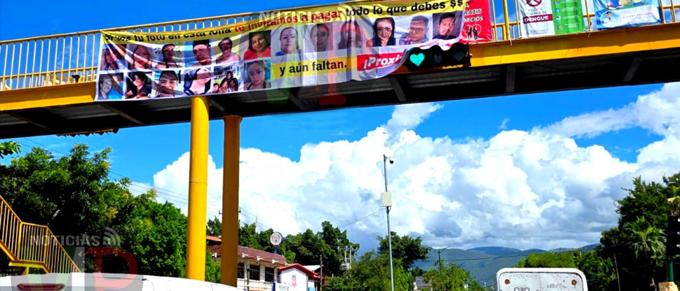 Exhiben a deudores irresponsables en pancarta colgada en una pasarela