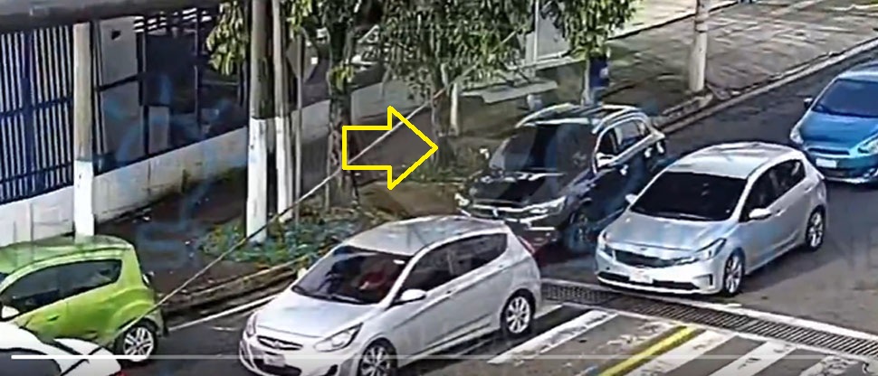 Momento cuando conductor distraído provoca accidente en Santa Tecla