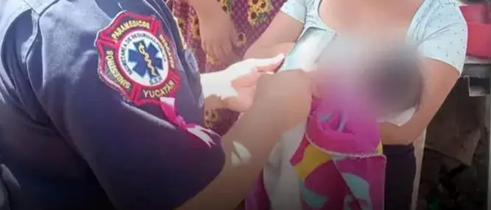 Joven abandona a su bebé en una cubeta por temor a regaños de sus padres