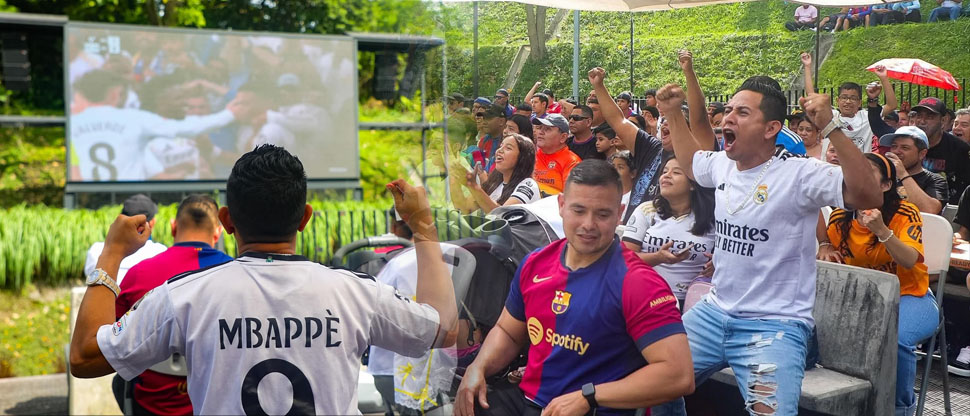 Salvadoreños disfrutan la euforia del clásico español en cines al aire libre