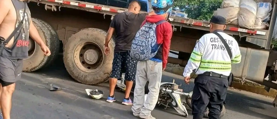 Motociclista se lleva uno de los peores sustos de su vida tras chocar contra una rastra