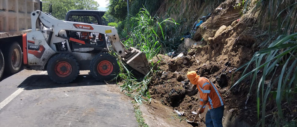 Personal del Fovial retira escombros por derrumbe en carretera de Oro
