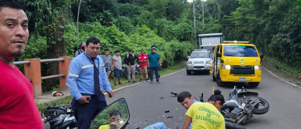Socorristas auxilian a motociclistas que chocaron entre ellos en Ciudad Arce