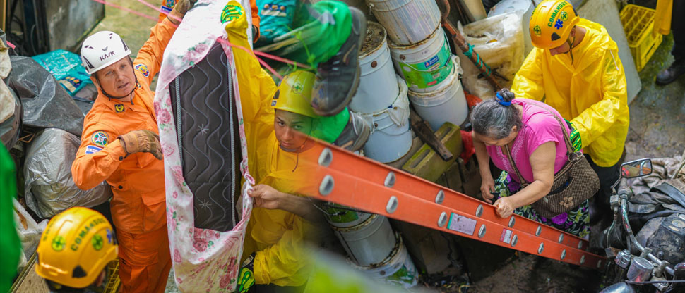 Evacúan a familias debido a derrumbe que bloqueó el acceso a sus viviendas