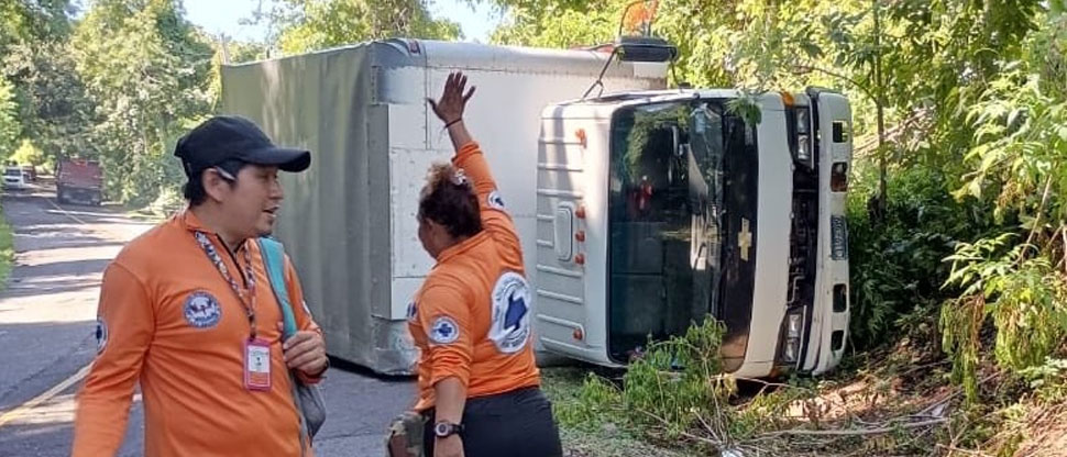 Conductor pierde el control de camión y vuelca en carretera a playa El Cuco