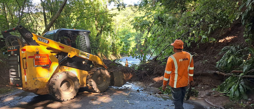 Personal del Fovial retira escombros por derrumbe en calle hacia San Pedro Puxtla