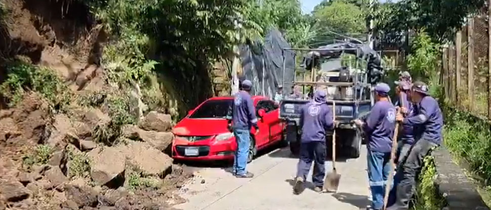 Remueven escombros por derrumbe que afectó a vehículo estacionado